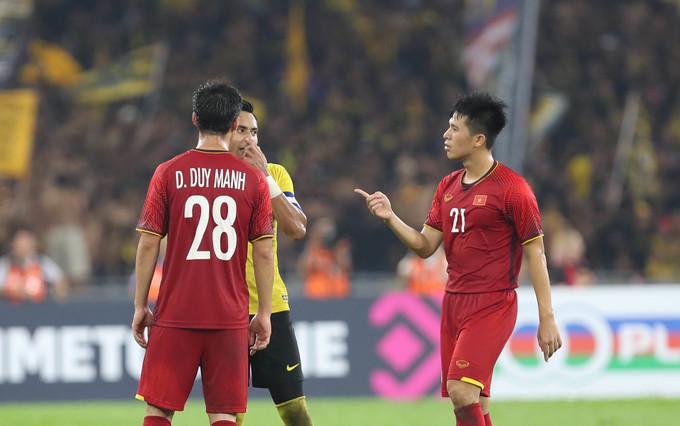 Đình Trọng bị Duy Mạnh nựng má khi đang phỏng vấn-1