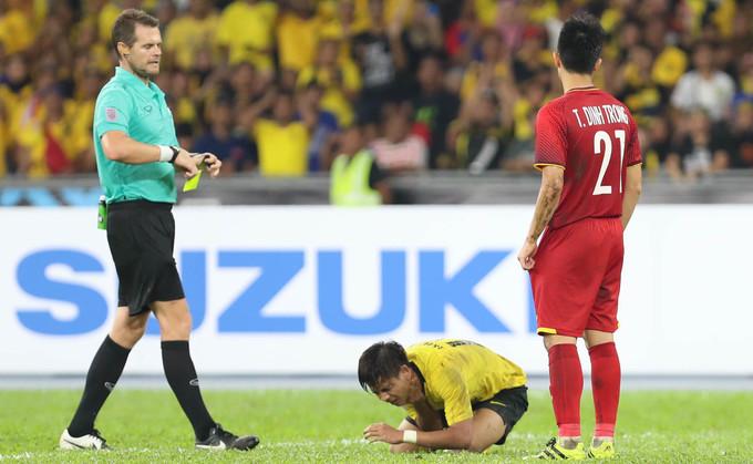 Đình Trọng bị Duy Mạnh nựng má khi đang phỏng vấn-3