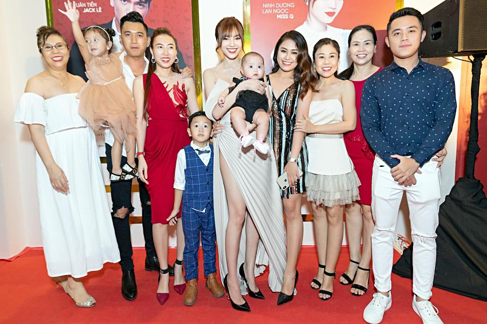 Ninh Dương Lan Ngọc công khai tình tứ bên phi công trẻ siêu đẹp trai với body 6 múi-2