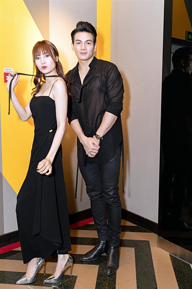 Ninh Dương Lan Ngọc công khai tình tứ bên phi công trẻ siêu đẹp trai với body 6 múi-5