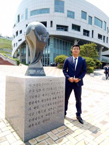 Ngắm cầu thủ Đức Chinh diện sơ mi đóng thùng chuẩn soái ca-5