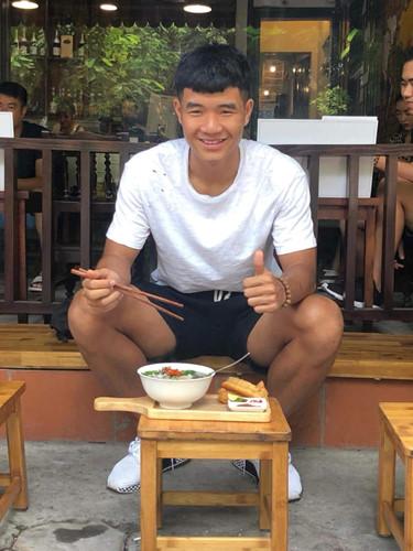 Ngắm cầu thủ Đức Chinh diện sơ mi đóng thùng chuẩn soái ca-10