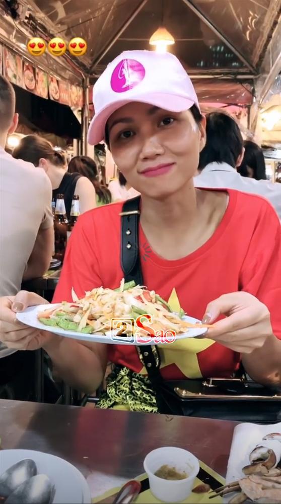 Sau quốc phục Bánh Mì và dép tổ ong ở Miss Universe, HHen Niê lại quảng bá Việt Nam bằng một thứ chỉ 50 nghìn-7