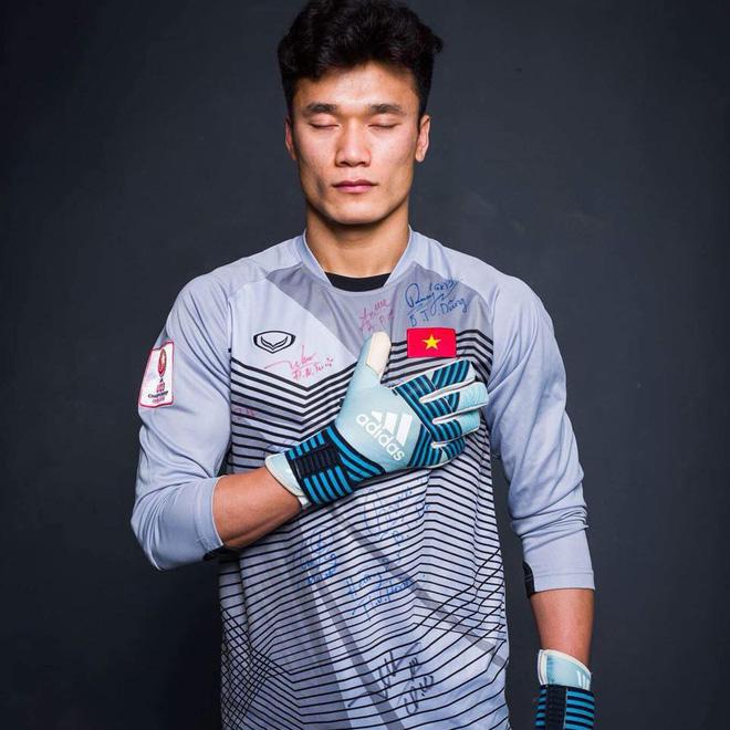 Có một năm thi đấu chưa thực sự tốt, thủ môn Bùi Tiến Dũng bất ngờ nhận quà khủng trước trận đánh cuối của AFF Cup-2