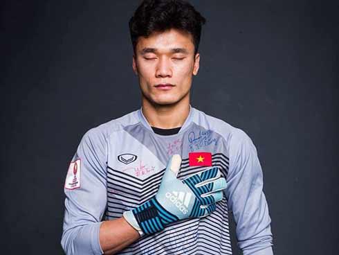 Ngồi ghế dự bị suốt mùa giải, đây là cách thầy Park yêu chiều thủ môn Bùi Tiến Dũng-4