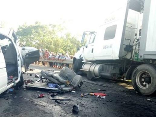 Xe container nổ lốp 'càn quét' trên đường, 12 người nhập viện