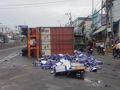 Sau tiếng nổ, container lật như phim, bia văng tứ tung trên Quốc lộ 1