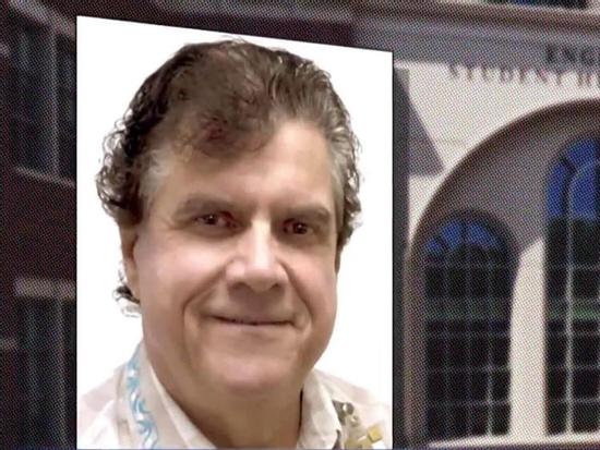 Bác sĩ phụ khoa lưu cả kho ảnh 'nóng' của nữ sinh