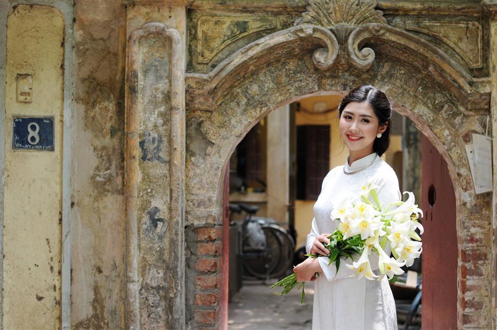 Nữ tiếp viên hàng không bất ngờ bị truy lùng info vì khoảnh khắc chụp ảnh cực xinh bên Quang Hải, Hồng Duy-4