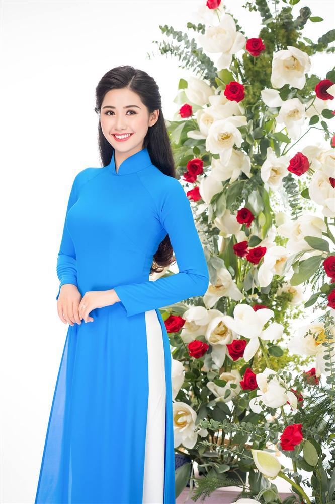 Nữ tiếp viên hàng không bất ngờ bị truy lùng info vì khoảnh khắc chụp ảnh cực xinh bên Quang Hải, Hồng Duy-8