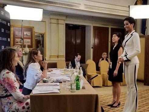AI CŨNG TÒ MÒ: Trong phòng phỏng vấn kín tại Miss Universe 2018, giám khảo hỏi H'Hen Niê điều gì?