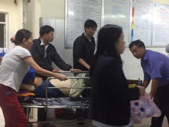 Xe khách nổ lốp lật nhào giữa đường, 8 người nhập viện