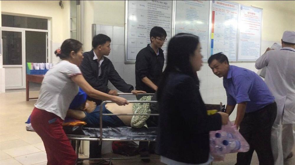 Xe khách nổ lốp lật nhào giữa đường, 8 người nhập viện-1