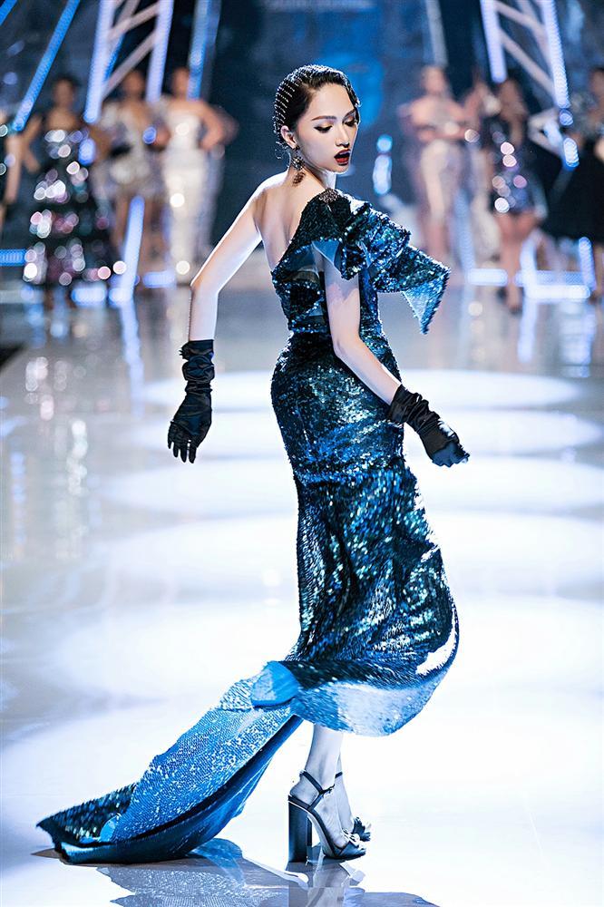 Trở về từ Miss World, Tiểu Vy catwalk cùng Hương Giang, Đỗ Mỹ Linh, Lan Khuê mà không hề bị lép vế-3