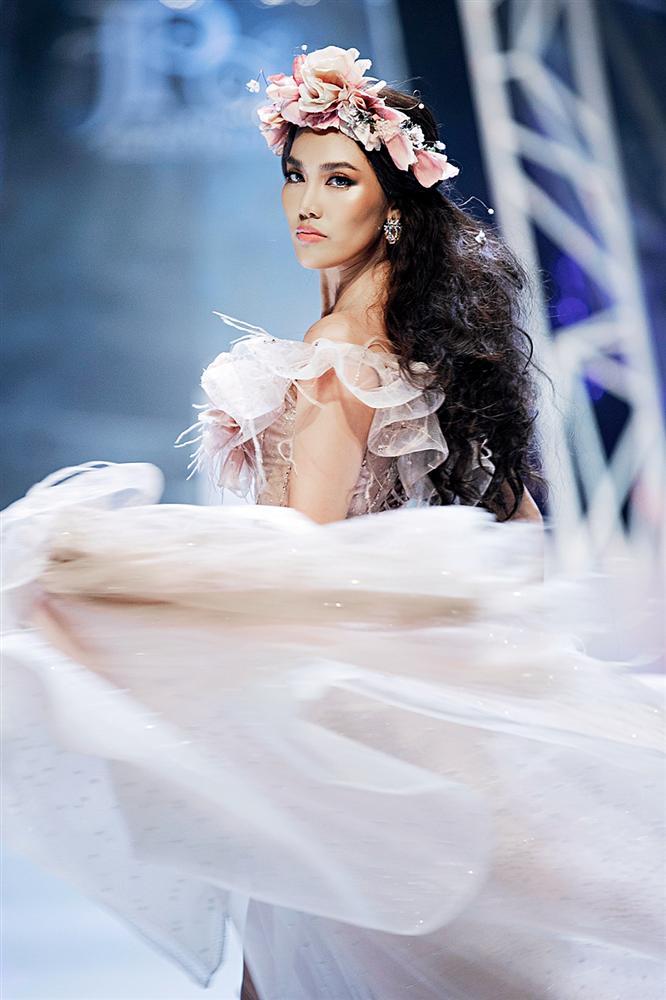 Trở về từ Miss World, Tiểu Vy catwalk cùng Hương Giang, Đỗ Mỹ Linh, Lan Khuê mà không hề bị lép vế-6