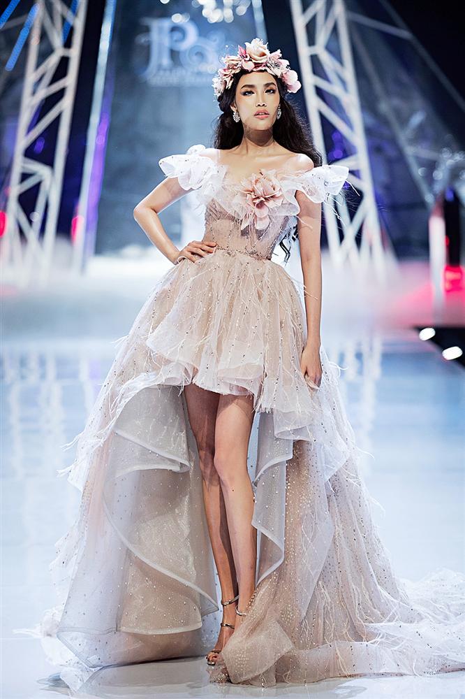 Trở về từ Miss World, Tiểu Vy catwalk cùng Hương Giang, Đỗ Mỹ Linh, Lan Khuê mà không hề bị lép vế-5