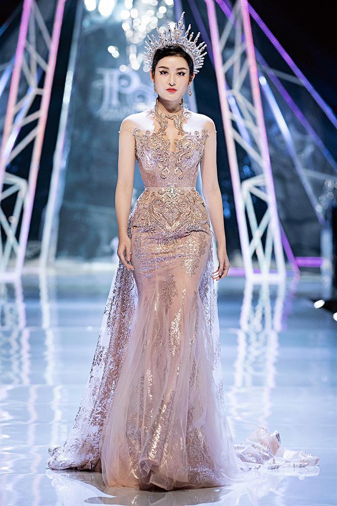 Trở về từ Miss World, Tiểu Vy catwalk cùng Hương Giang, Đỗ Mỹ Linh, Lan Khuê mà không hề bị lép vế-7