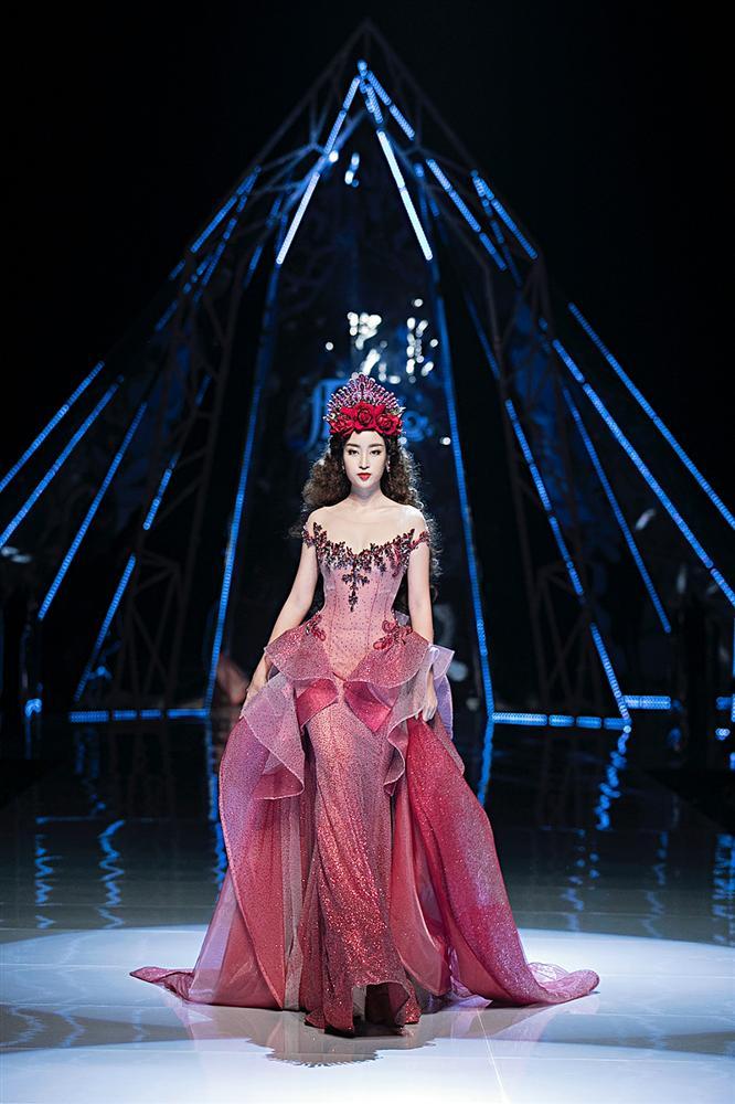 Bung lụa xuất thần, 3 nàng Hậu HHen Niê - Tiểu Vy - Đỗ Mỹ Linh thi nhau soán ngôi SAO MẶC ĐẸP nhất tuần qua-1