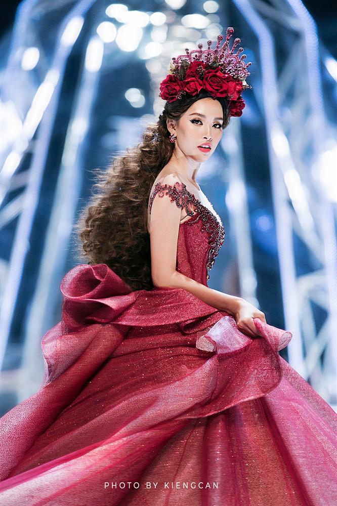 Trở về từ Miss World, Tiểu Vy catwalk cùng Hương Giang, Đỗ Mỹ Linh, Lan Khuê mà không hề bị lép vế-13
