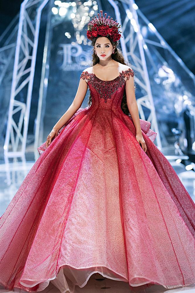 Bung lụa xuất thần, 3 nàng Hậu HHen Niê - Tiểu Vy - Đỗ Mỹ Linh thi nhau soán ngôi SAO MẶC ĐẸP nhất tuần qua-2