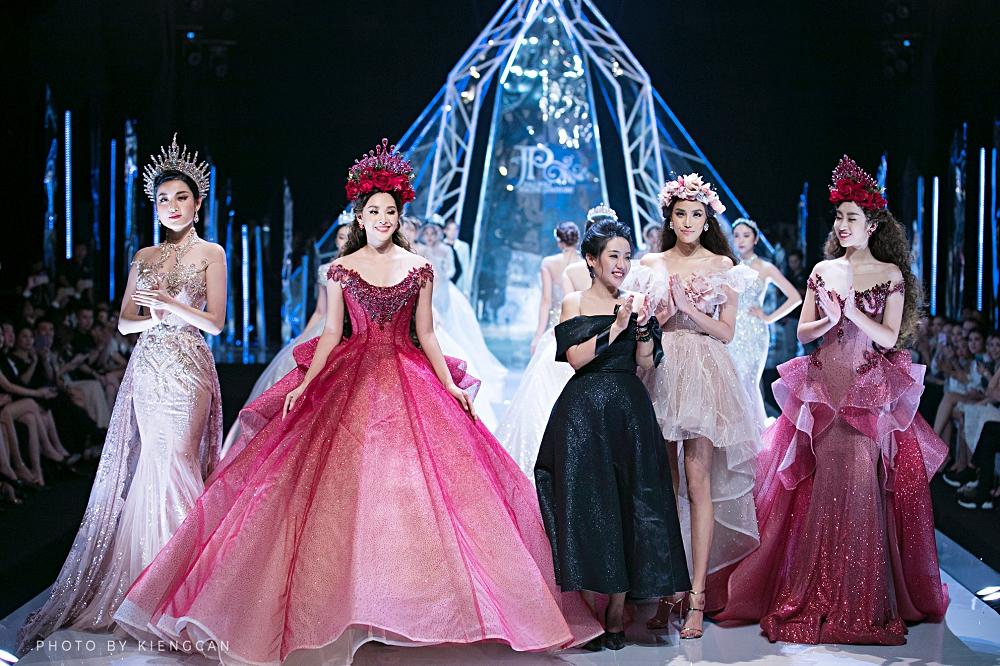 Trở về từ Miss World, Tiểu Vy catwalk cùng Hương Giang, Đỗ Mỹ Linh, Lan Khuê mà không hề bị lép vế-1