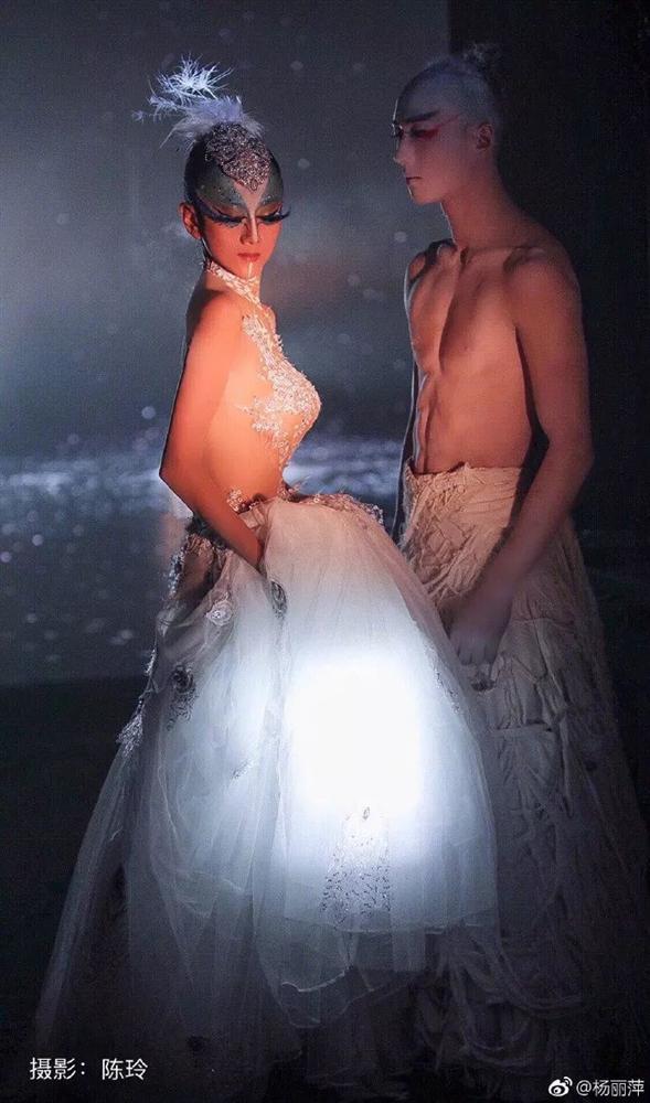 60 tuổi, mỹ nhân Anh hùng xạ điêu gây choáng ngợp khi khoe lưng trần nuột nà đến thiếu nữ 18 phải khóc thét-4