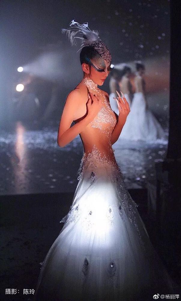 60 tuổi, mỹ nhân Anh hùng xạ điêu gây choáng ngợp khi khoe lưng trần nuột nà đến thiếu nữ 18 phải khóc thét-6