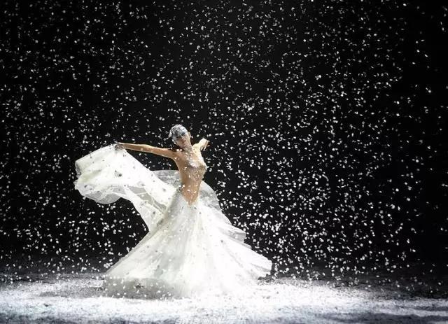 60 tuổi, mỹ nhân Anh hùng xạ điêu gây choáng ngợp khi khoe lưng trần nuột nà đến thiếu nữ 18 phải khóc thét-13