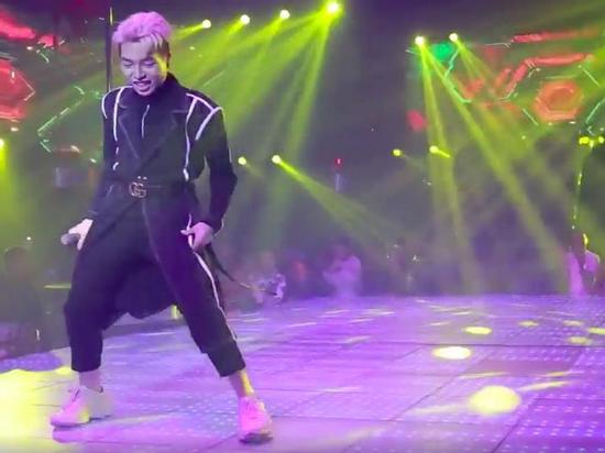 Đừng cười nữa, Đức Phúc đã nhảy 'DDU DU DDU DU' rất đẹp rồi đây!