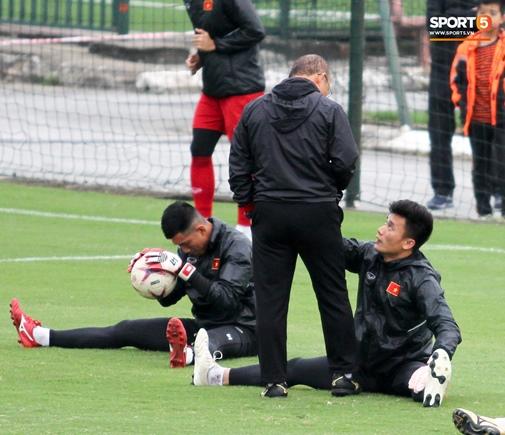 Ngồi ghế dự bị suốt mùa giải, đây là cách thầy Park yêu chiều thủ môn Bùi Tiến Dũng-1