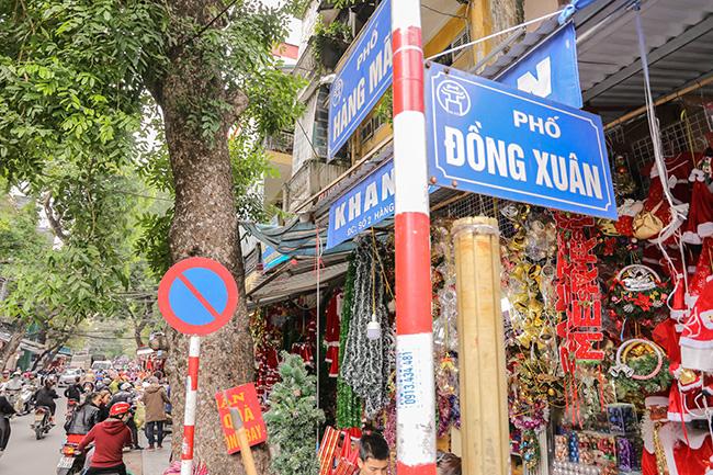 Ảnh: Phố Hàng Mã rực rỡ sắc màu mùa Noel xua tan lạnh giá-2