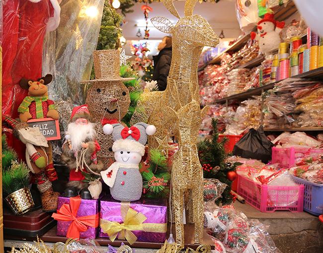 Ảnh: Phố Hàng Mã rực rỡ sắc màu mùa Noel xua tan lạnh giá-7