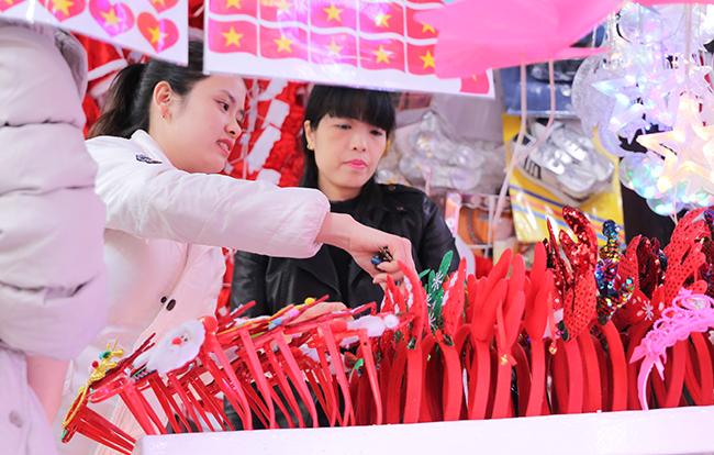 Ảnh: Phố Hàng Mã rực rỡ sắc màu mùa Noel xua tan lạnh giá-8