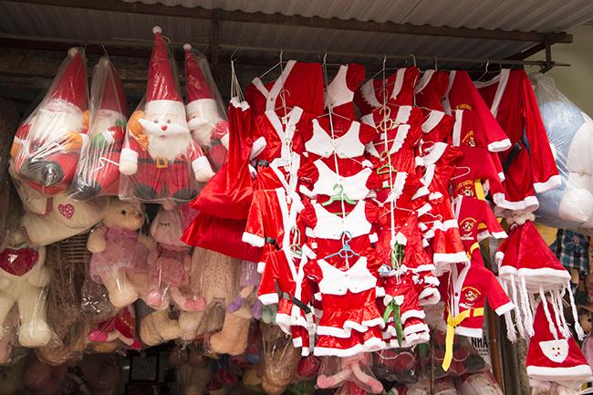 Ảnh: Phố Hàng Mã rực rỡ sắc màu mùa Noel xua tan lạnh giá-9