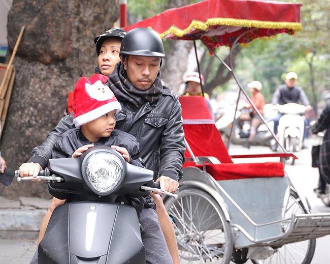 Ảnh: Phố Hàng Mã rực rỡ sắc màu mùa Noel xua tan lạnh giá-13