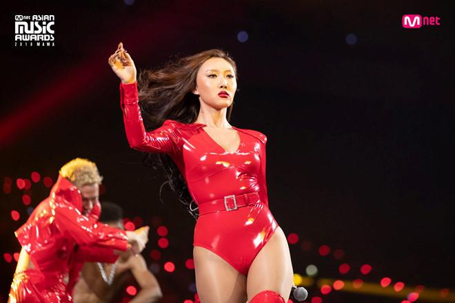 Những nữ ca sĩ Kpop liên tục vướng tranh cãi vì trang phục phản cảm-1
