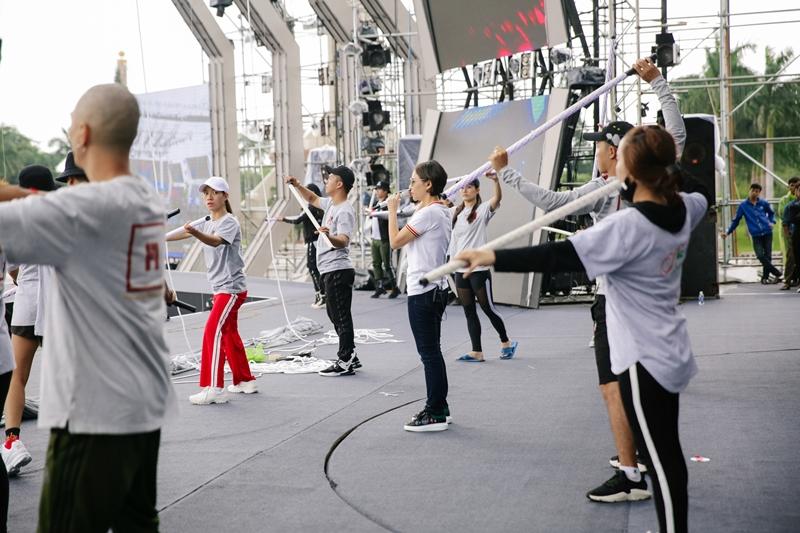 Bất chấp sân khấu trơn trượt, Thu Minh, Bảo Anh, Bích Phương vẫn tập chương trình với vũ đạo khó nhằn-2