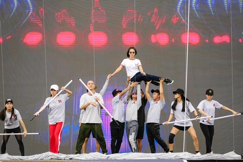 Bất chấp sân khấu trơn trượt, Thu Minh, Bảo Anh, Bích Phương vẫn tập chương trình với vũ đạo khó nhằn-3