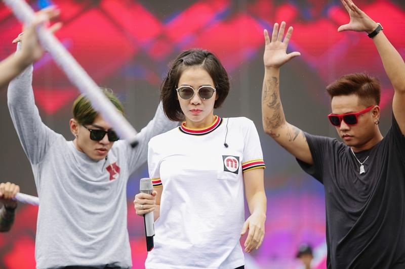 Bất chấp sân khấu trơn trượt, Thu Minh, Bảo Anh, Bích Phương vẫn tập chương trình với vũ đạo khó nhằn-1