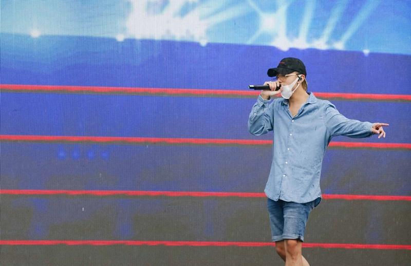 Bất chấp sân khấu trơn trượt, Thu Minh, Bảo Anh, Bích Phương vẫn tập chương trình với vũ đạo khó nhằn-10