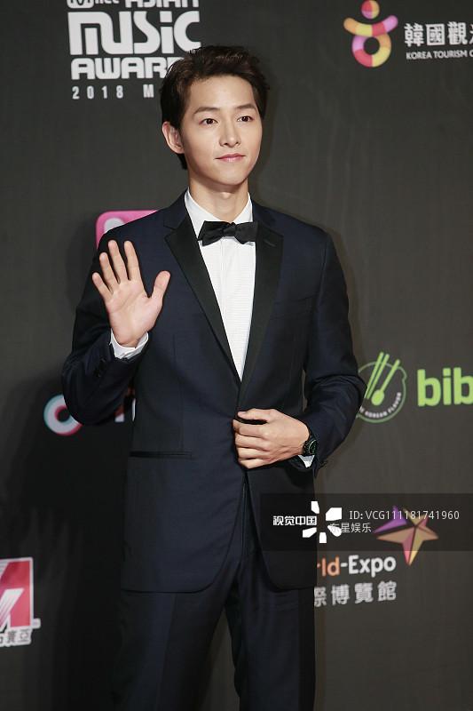 Song Joong Ki - Ahn Jae Hyun cùng BTS và Wanna One đổ bộ thảm đỏ MAMA 2018-2