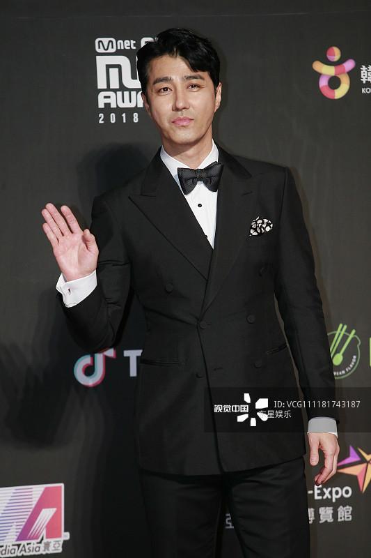 Song Joong Ki - Ahn Jae Hyun cùng BTS và Wanna One đổ bộ thảm đỏ MAMA 2018-3