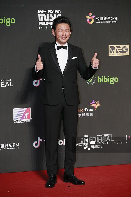 Song Joong Ki - Ahn Jae Hyun cùng BTS và Wanna One đổ bộ thảm đỏ MAMA 2018-4