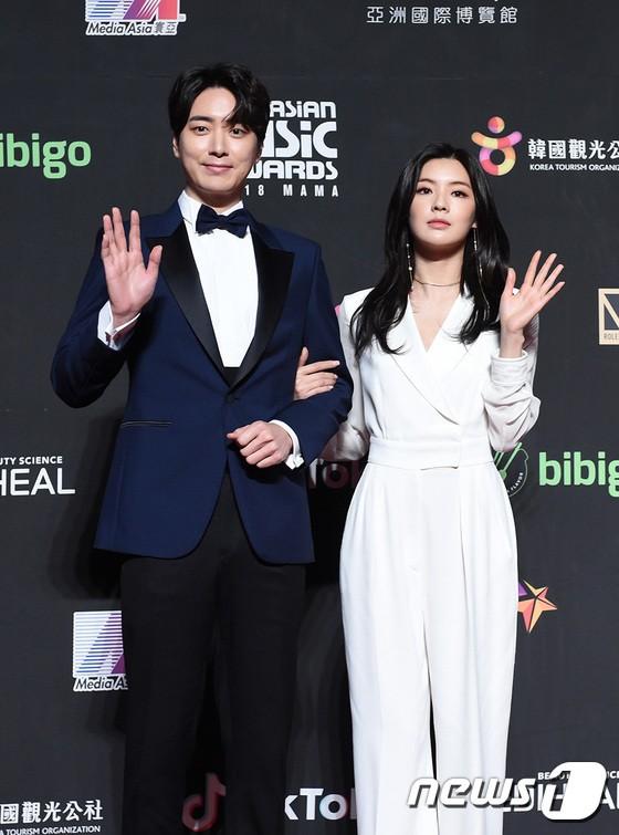 Song Joong Ki - Ahn Jae Hyun cùng BTS và Wanna One đổ bộ thảm đỏ MAMA 2018-6