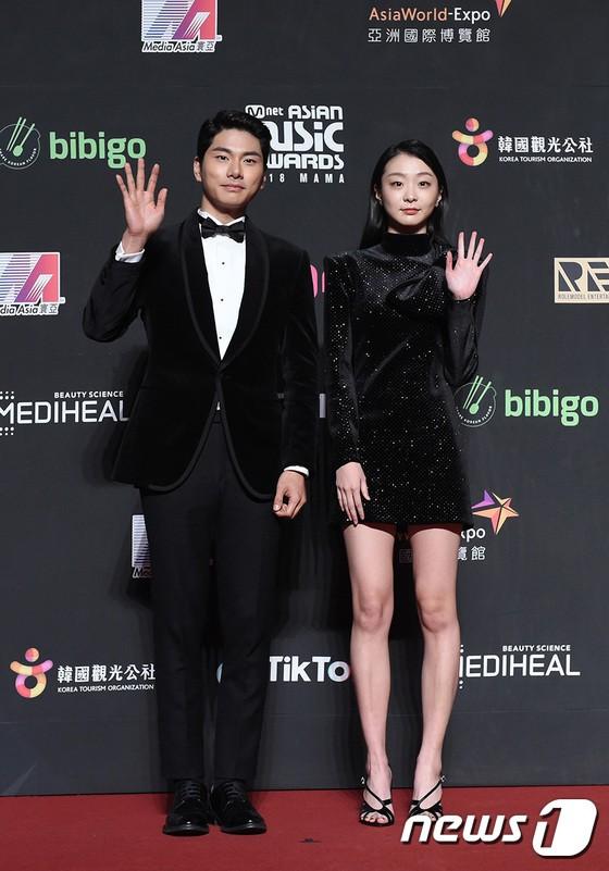 Song Joong Ki - Ahn Jae Hyun cùng BTS và Wanna One đổ bộ thảm đỏ MAMA 2018-7