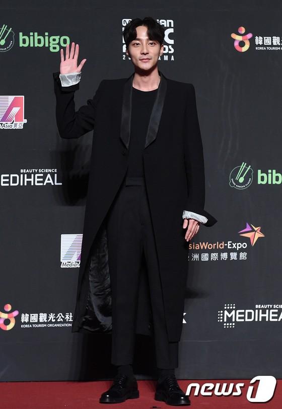 Song Joong Ki - Ahn Jae Hyun cùng BTS và Wanna One đổ bộ thảm đỏ MAMA 2018-10