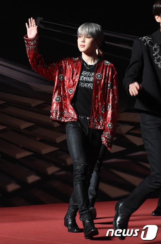 Song Joong Ki - Ahn Jae Hyun cùng BTS và Wanna One đổ bộ thảm đỏ MAMA 2018-14