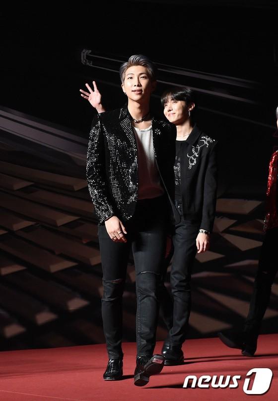 Song Joong Ki - Ahn Jae Hyun cùng BTS và Wanna One đổ bộ thảm đỏ MAMA 2018-15