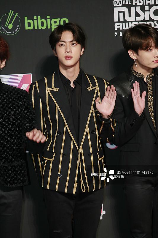 Song Joong Ki - Ahn Jae Hyun cùng BTS và Wanna One đổ bộ thảm đỏ MAMA 2018-18