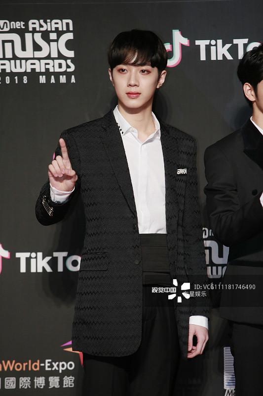 Song Joong Ki - Ahn Jae Hyun cùng BTS và Wanna One đổ bộ thảm đỏ MAMA 2018-19